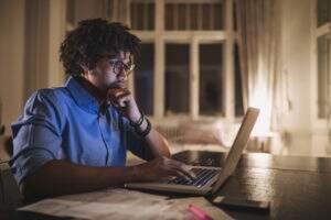 Para se destacar no mercado de trabalho, separamos dicas para o profissional do Direito ir além e embarcar numa pós-graduação.
